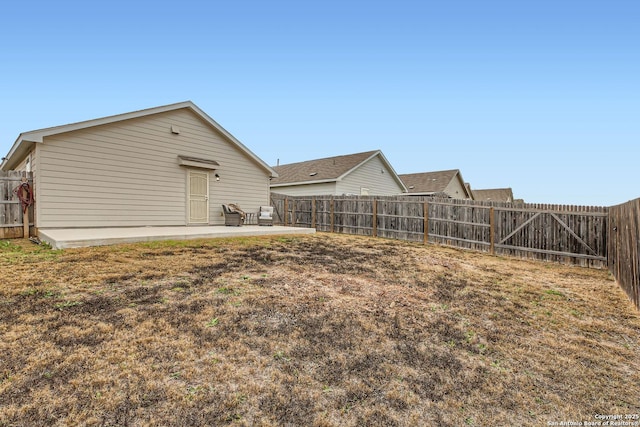 view of yard featuring a patio