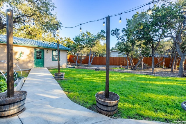 view of yard featuring an outbuilding