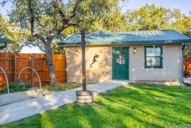 view of front of house featuring an outbuilding and a front yard