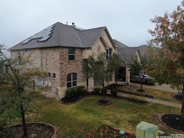 view of side of property featuring a lawn