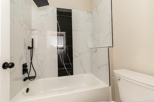 bathroom with tiled shower / bath and toilet