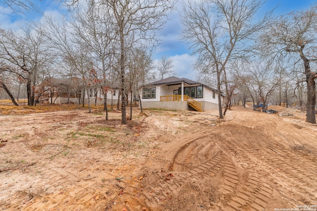 view of yard with ceiling fan