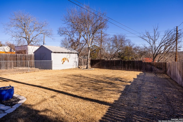 view of yard with a shed