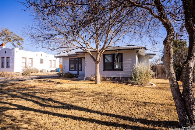 view of front of property with a front yard