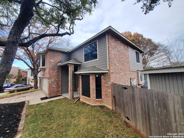 view of front facade featuring a garage and a front yard