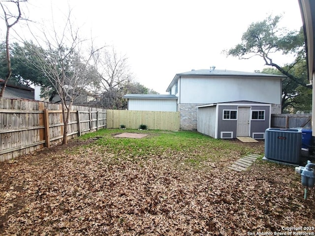 view of yard featuring cooling unit and a storage shed