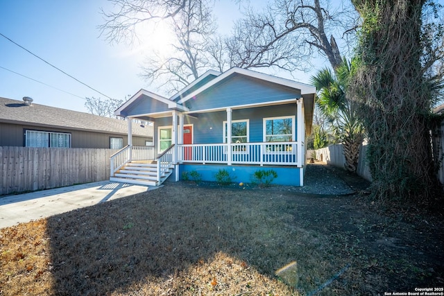 view of front of property featuring a porch and a front yard