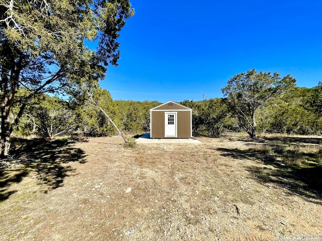 view of yard featuring a shed