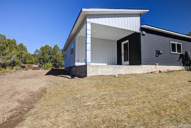 view of front of house with a front yard