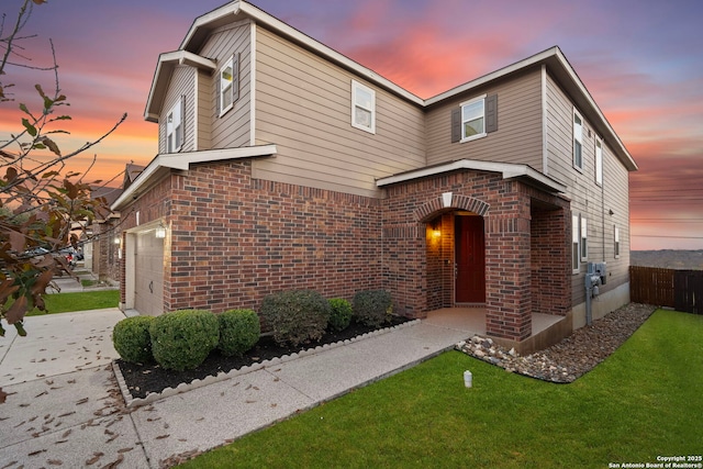 view of front of property featuring a yard