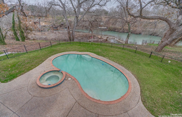 view of pool featuring a lawn and an in ground hot tub