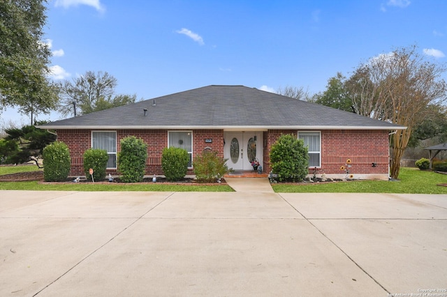 ranch-style house featuring a front lawn