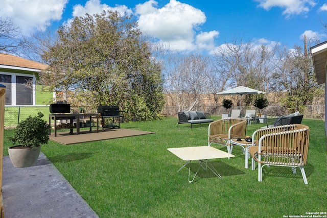 view of yard featuring an outdoor living space