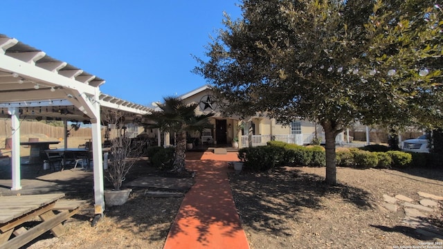 view of yard featuring a pergola