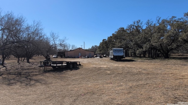 view of yard featuring a rural view