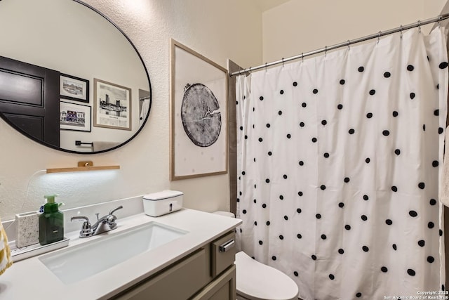 bathroom featuring a shower with curtain, vanity, and toilet