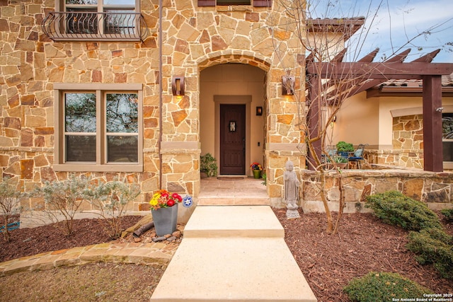 property entrance featuring a balcony