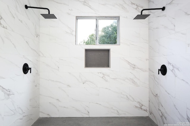 bathroom featuring tiled shower