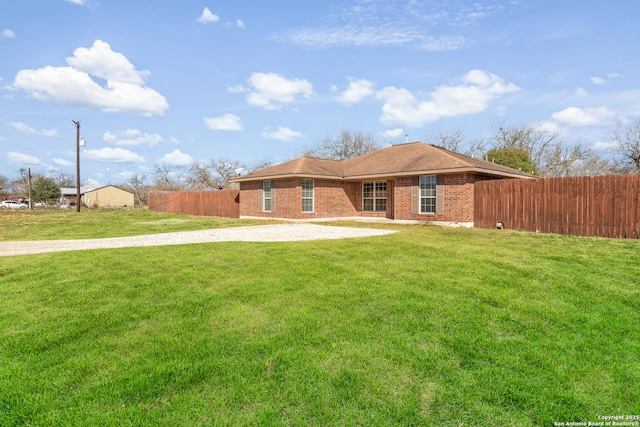 view of front of home featuring a front lawn