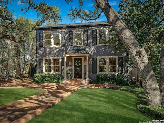 view of front of house with a front lawn