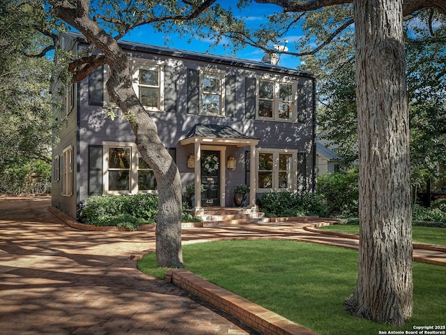 view of front of property featuring a front yard