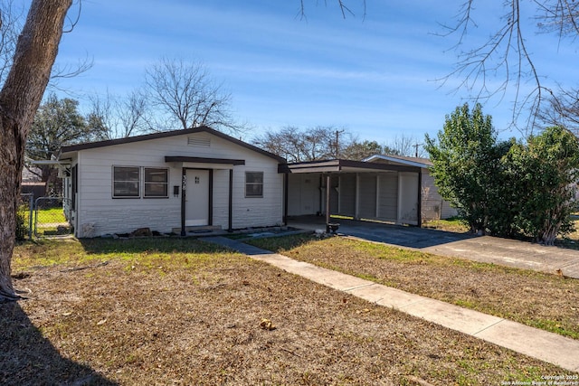 view of front of house featuring a front lawn and a carport