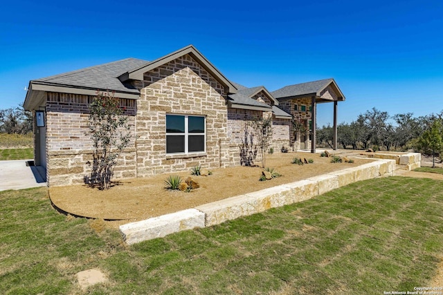 view of front facade featuring a front lawn