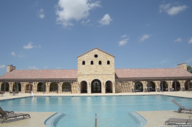 view of swimming pool