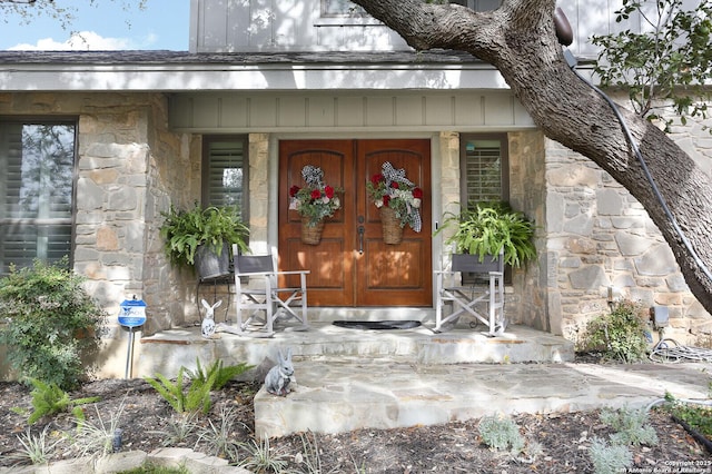 view of exterior entry featuring covered porch