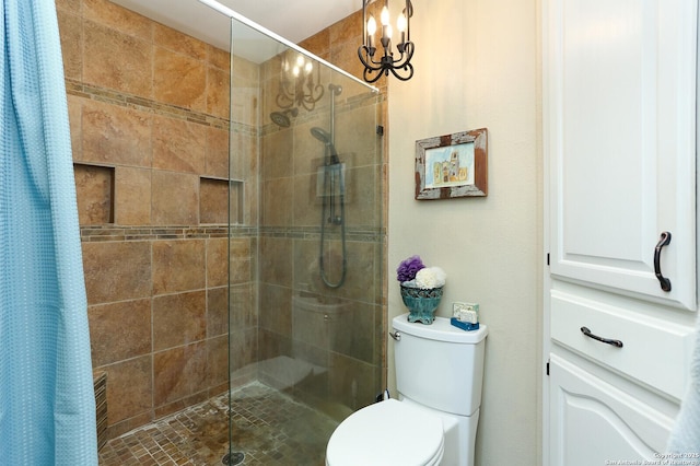 bathroom with toilet, a chandelier, and a shower with curtain