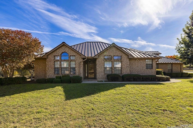 view of front of house featuring a front lawn