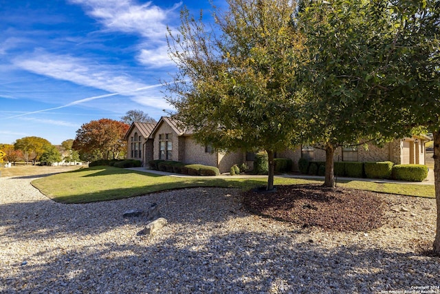 view of front of house featuring a front lawn