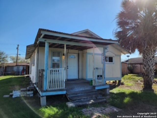 view of front facade with covered porch and a front yard