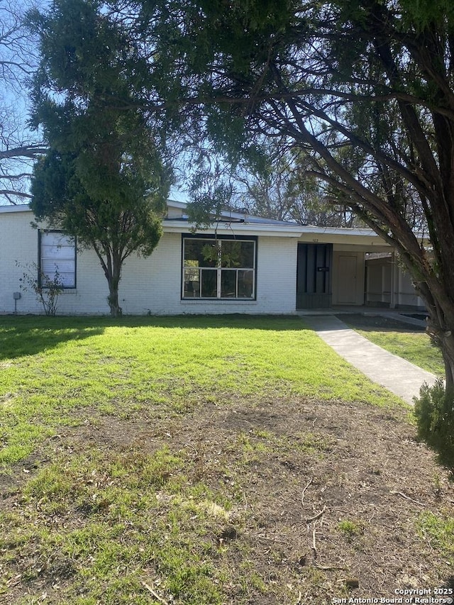 view of front facade with a front lawn