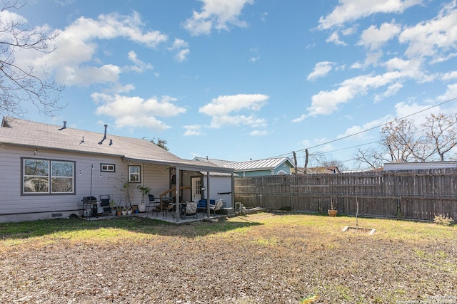 view of yard featuring a patio area