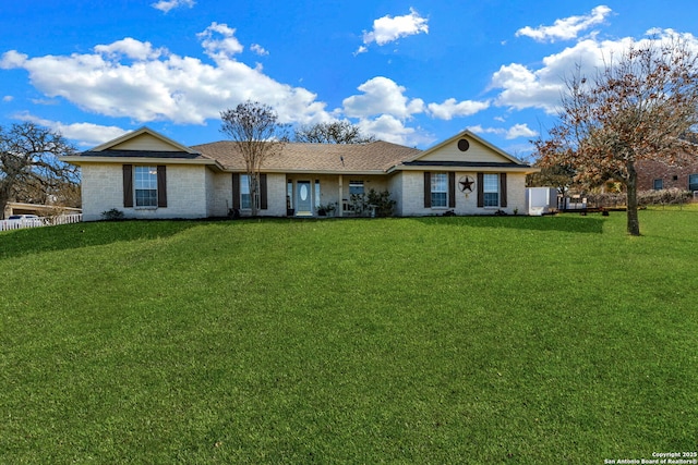 single story home with a front lawn