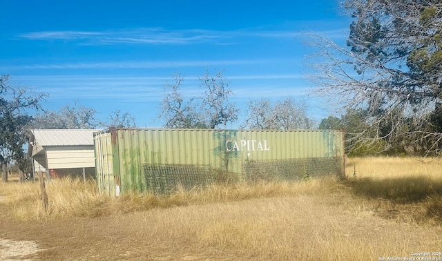 view of yard featuring an outbuilding