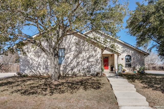 view of front of property featuring a front yard