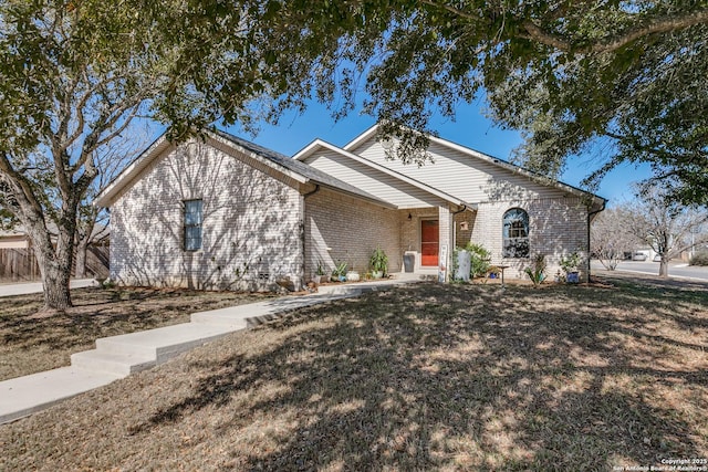 single story home with a front yard