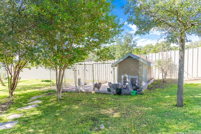 view of yard featuring an outdoor structure