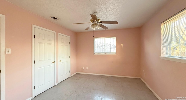 unfurnished bedroom featuring ceiling fan and a textured ceiling