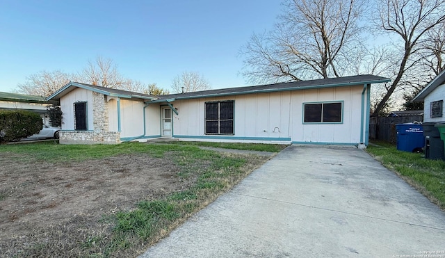 single story home with a front yard