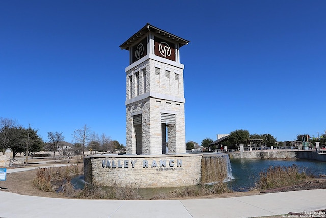 community sign featuring a water view