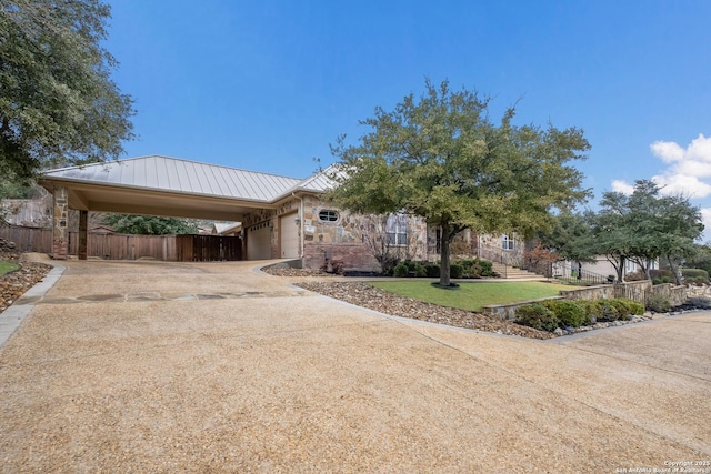 view of front of house featuring a carport and a front yard