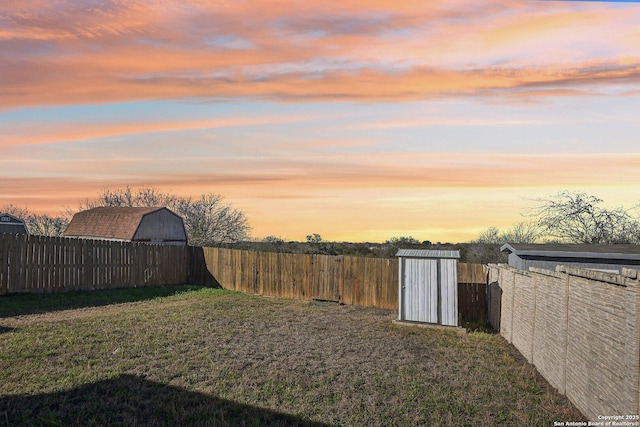 view of yard at dusk