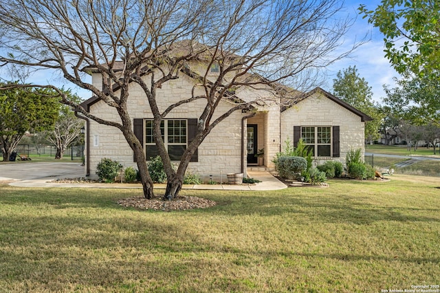 view of front facade featuring a front yard