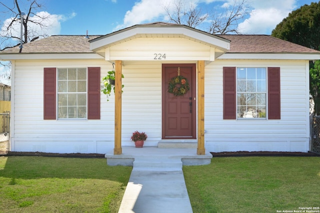 view of front of property featuring a front lawn