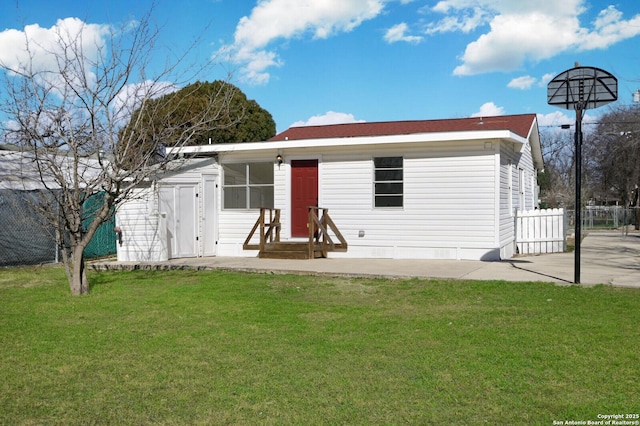 back of house featuring a lawn