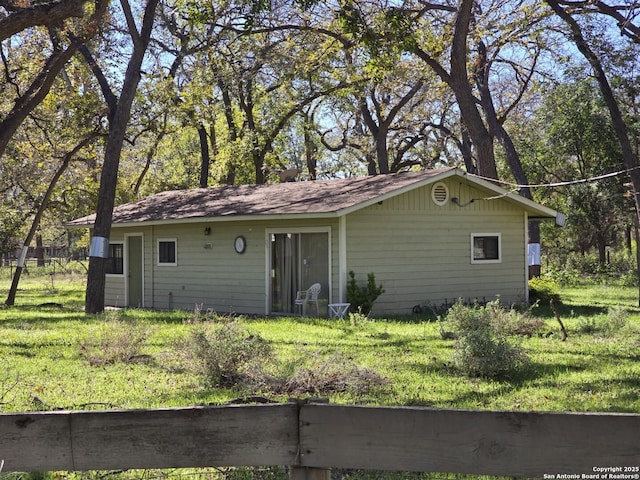 ranch-style home featuring a front lawn