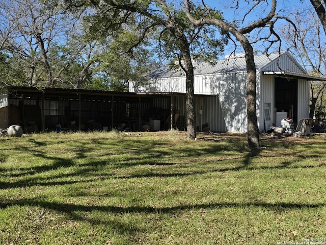 view of yard with an outbuilding